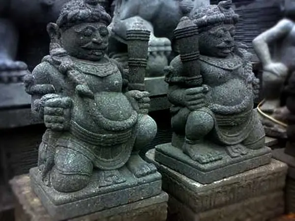 1.	Patung Batu