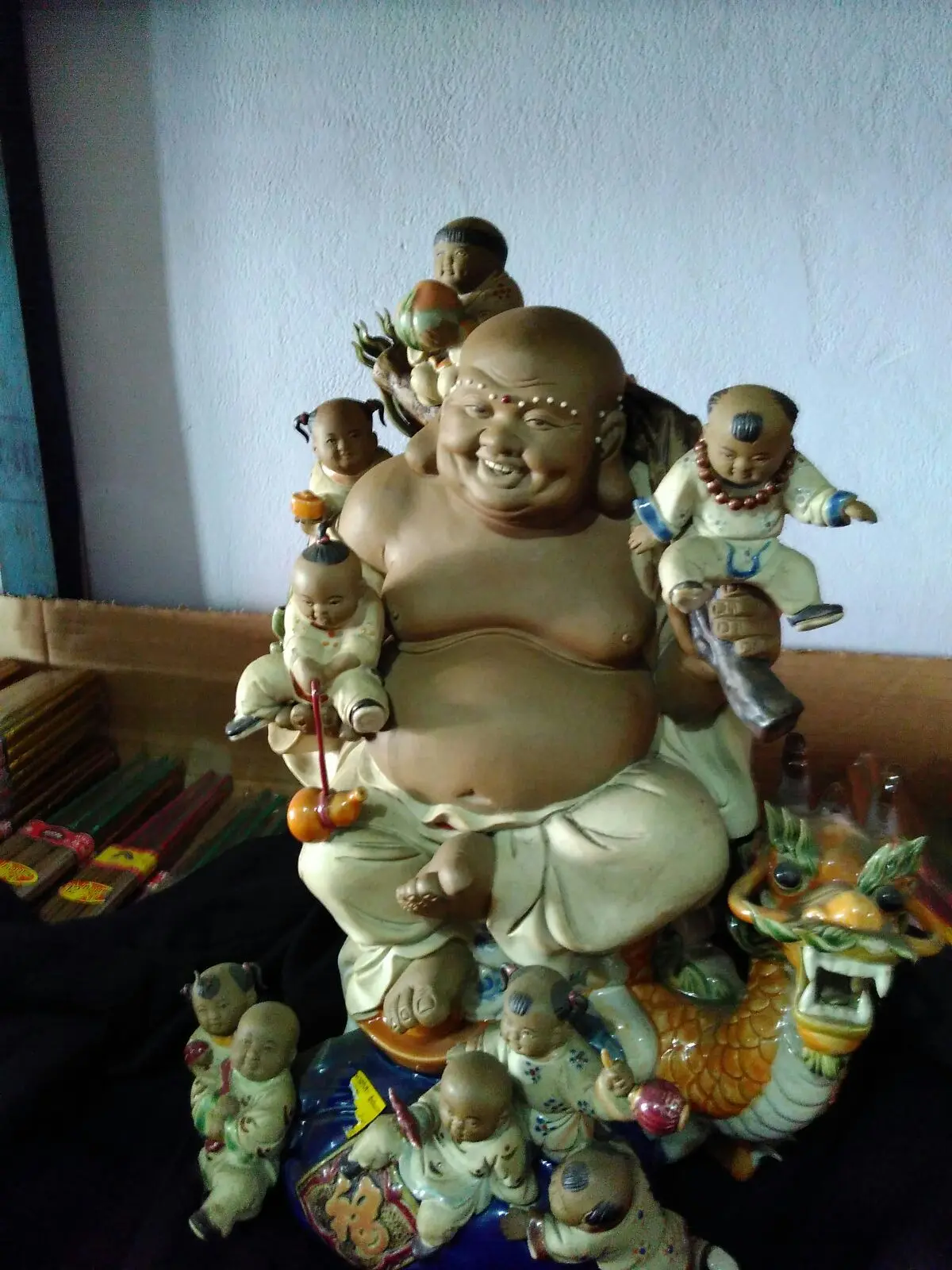 Patung Budha Julaihut Dan Anak Kecil