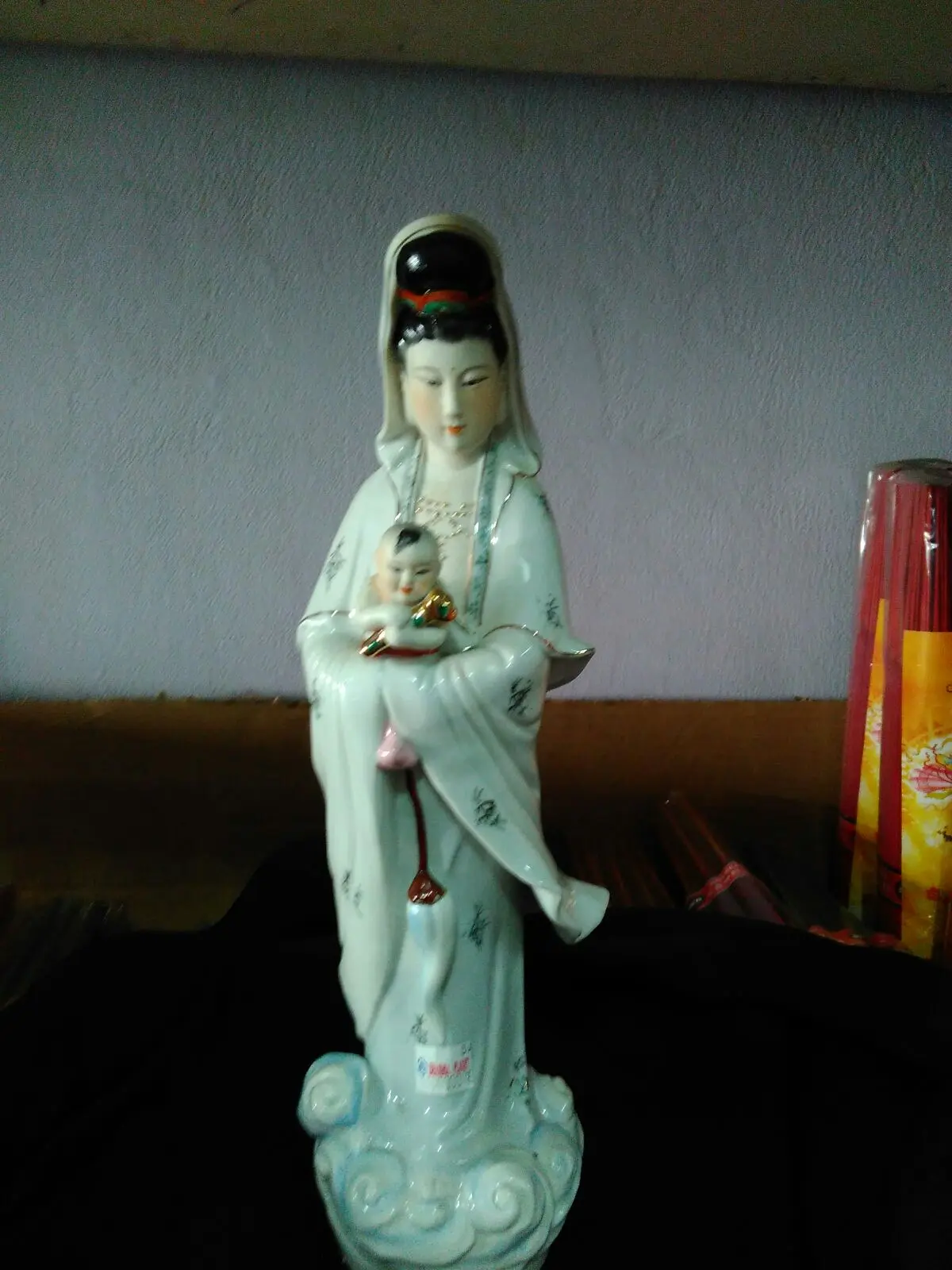 Patung Budha Kwan Im Gendong Anak