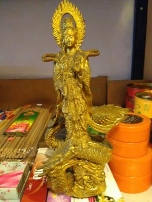 Patung Dewi Kwain Im Kuningan
