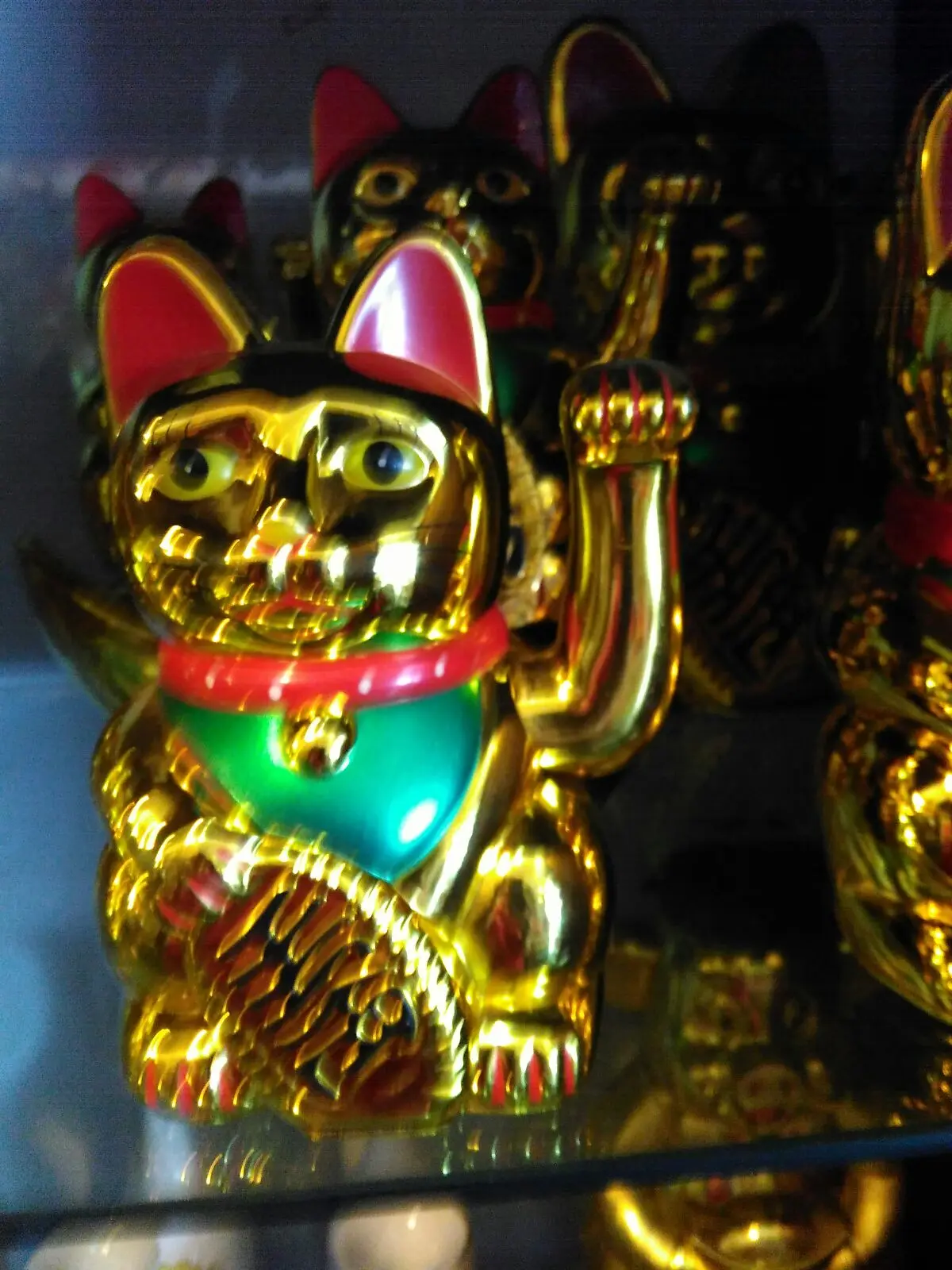 Patung Dewa Kucing Emas 1