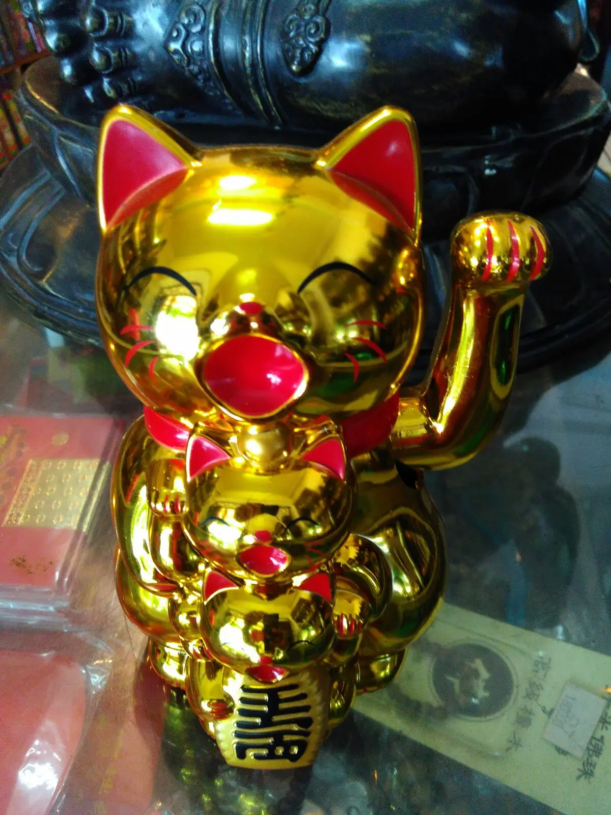 Patung Dewa Kucing Emas 2