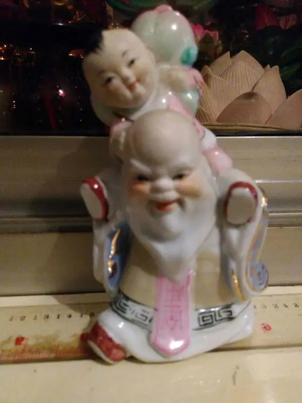 Patung Budha Kakek Gendong Anak Keramik 12 cm