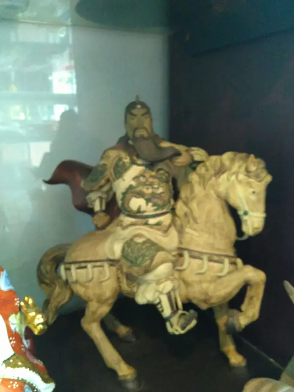 Patung Dewa Kwan Kong Menunggang Kuda Keramik