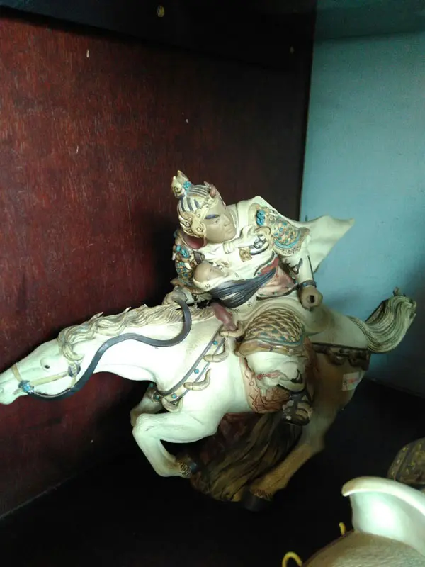 Patung Budha Panglima Perang Keramik