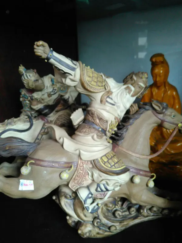 Patung Budha Panglima Perang Keramik 2